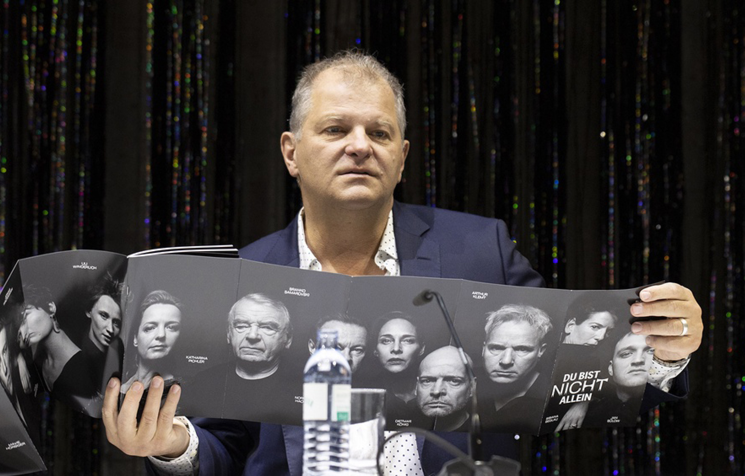 Intendant Martin Kušej mIt Spielzeitheft